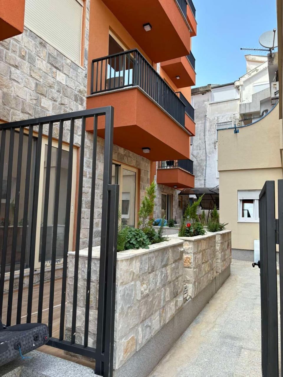 Property building, Neighbourhood