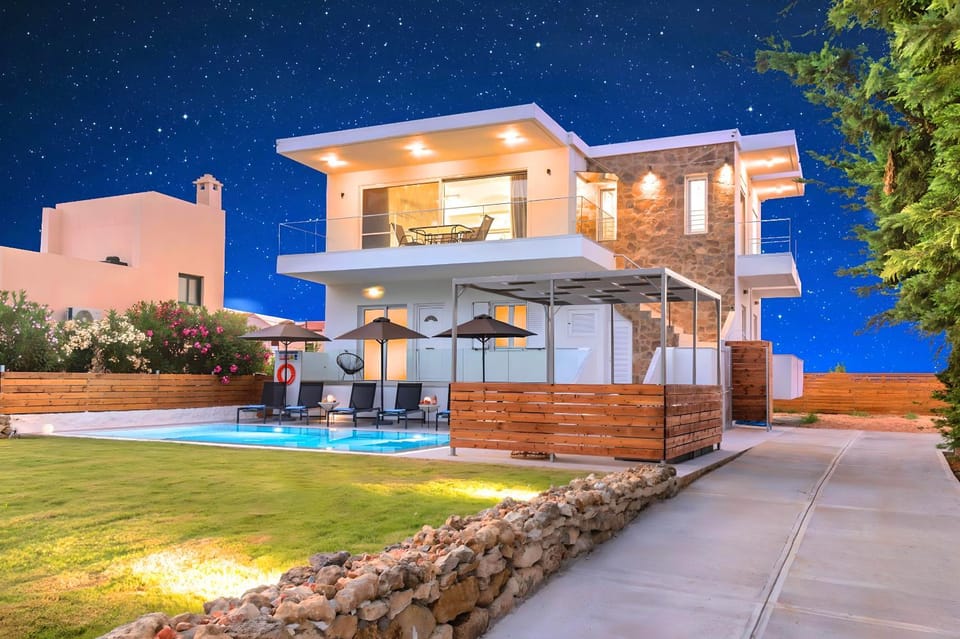 Property building, Patio, Night, Natural landscape, Garden, View (from property/room), Balcony/Terrace, Garden view, Pool view, Swimming pool, sunbed