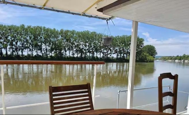 Property building, Natural landscape, Balcony/Terrace, River view