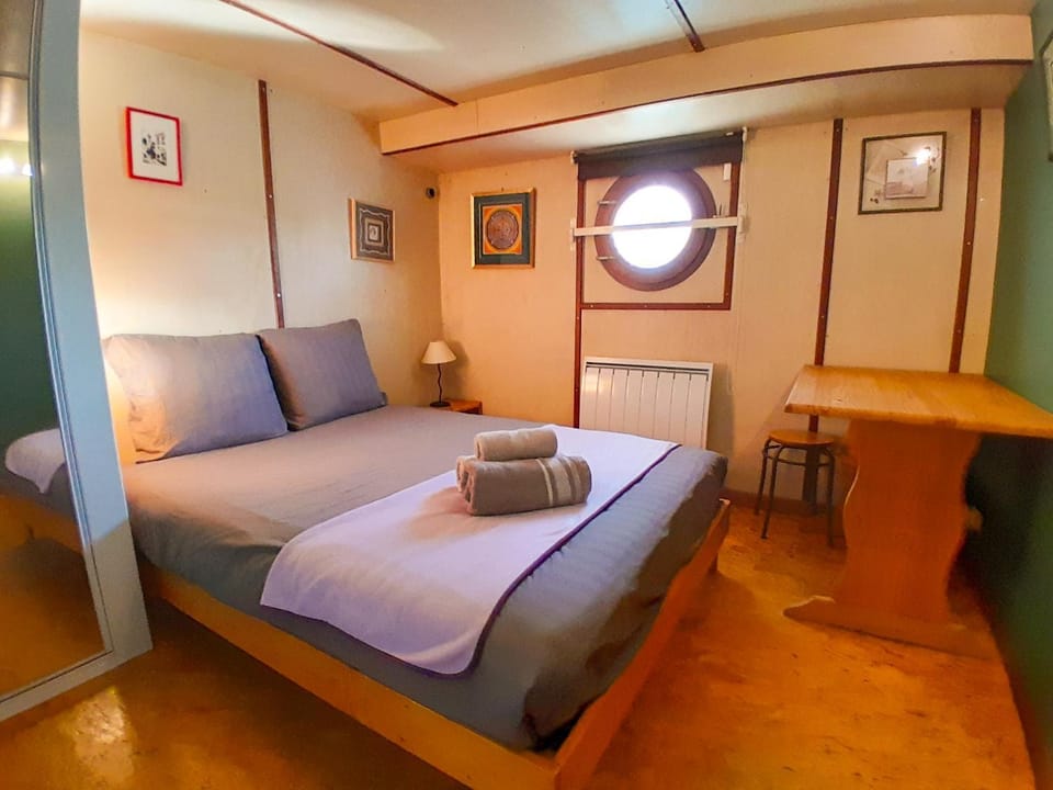 Bed, Photo of the whole room, Seating area, Bedroom, towels