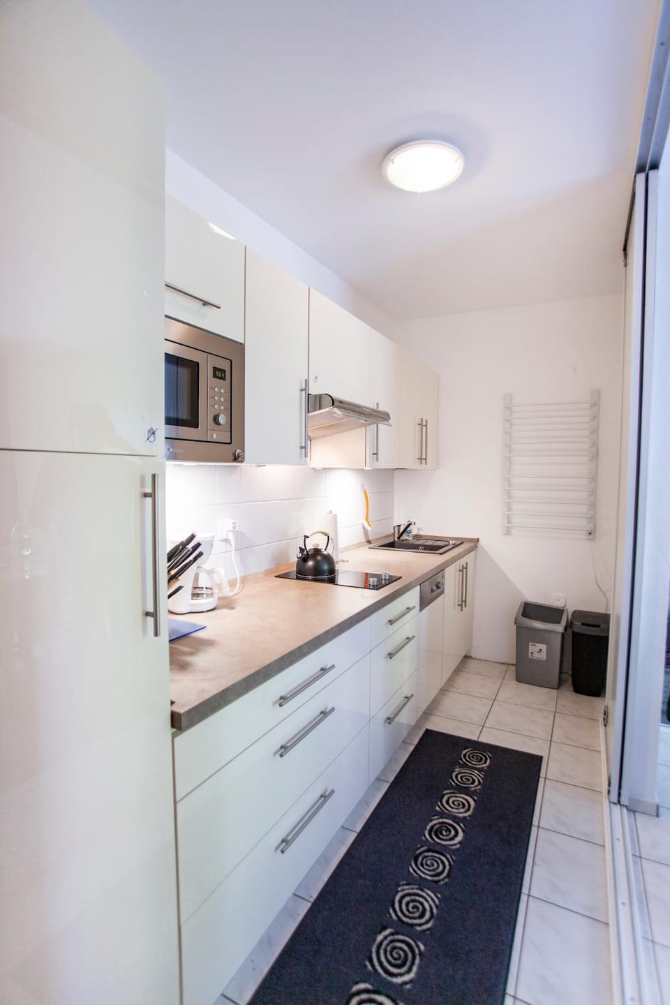Kitchen or kitchenette, dishwasher, stove
