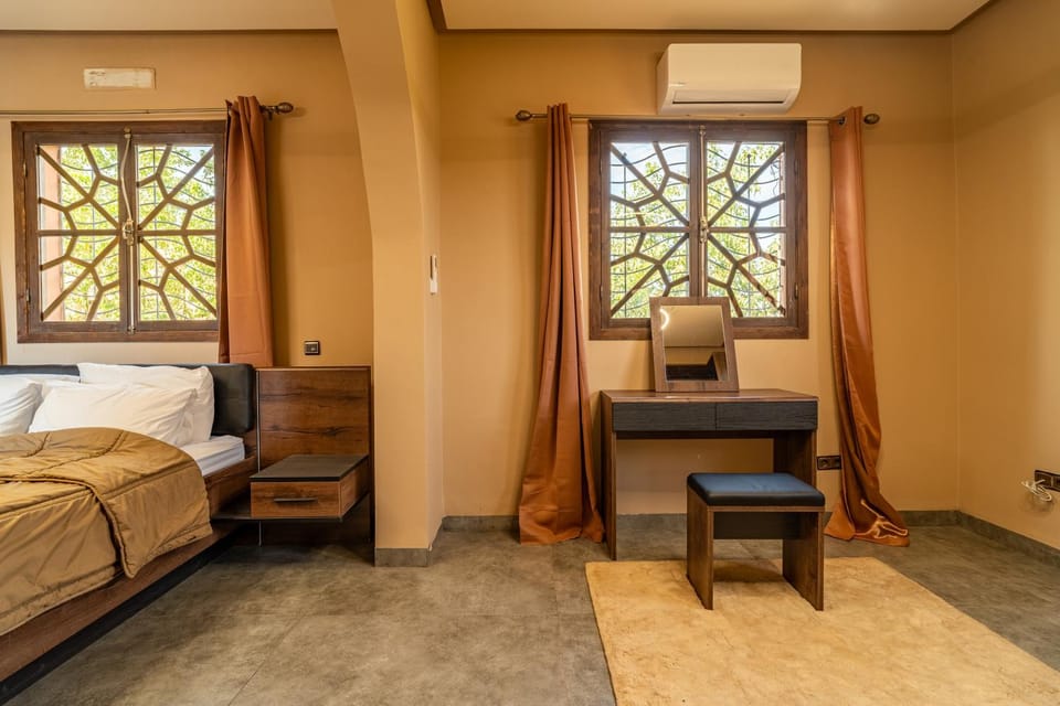 Bed, Photo of the whole room, Seating area, Bedroom
