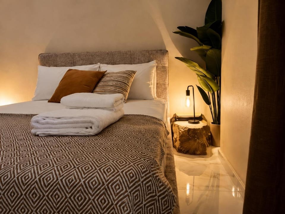 Bed, Bedroom, towels