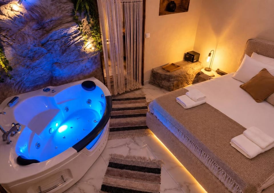 Bed, Night, Hot Tub, Photo of the whole room, Bedroom, towels