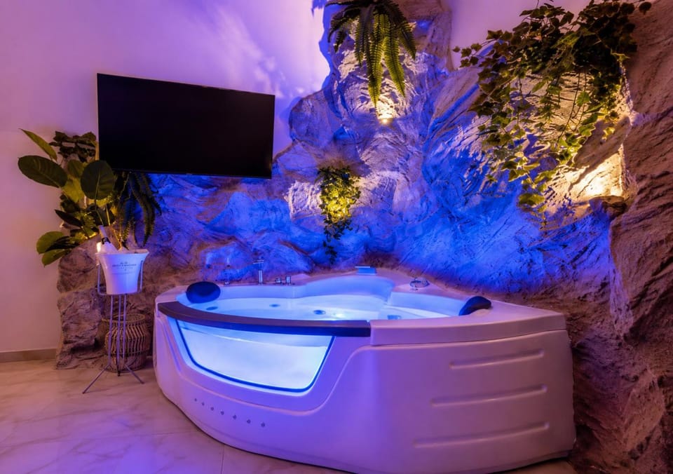 Hot Tub, TV and multimedia