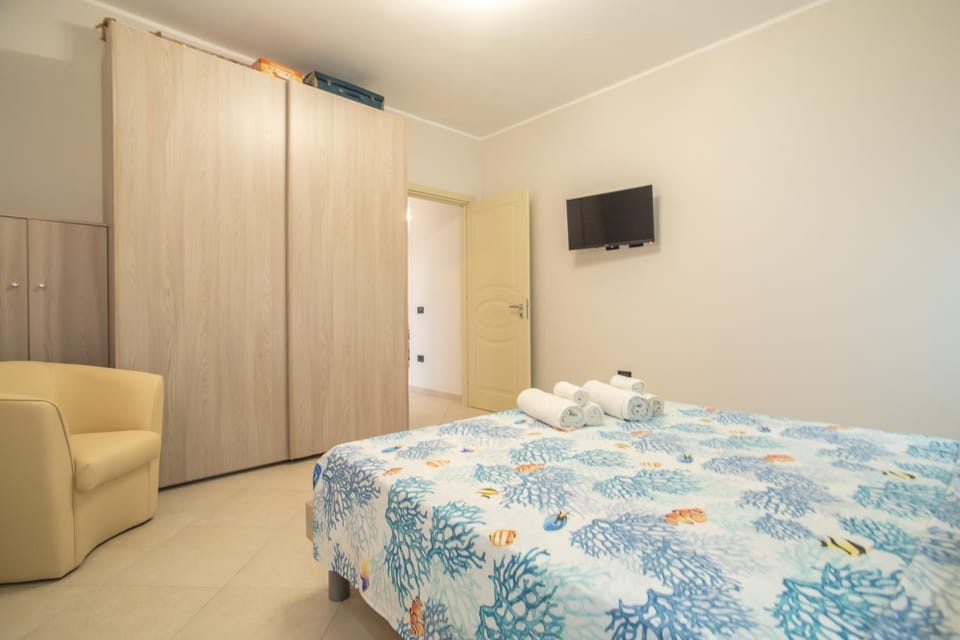 Bed, TV and multimedia, Photo of the whole room, Bedroom, towels, wardrobe