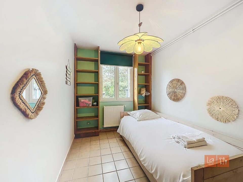 Photo of the whole room, Bedroom