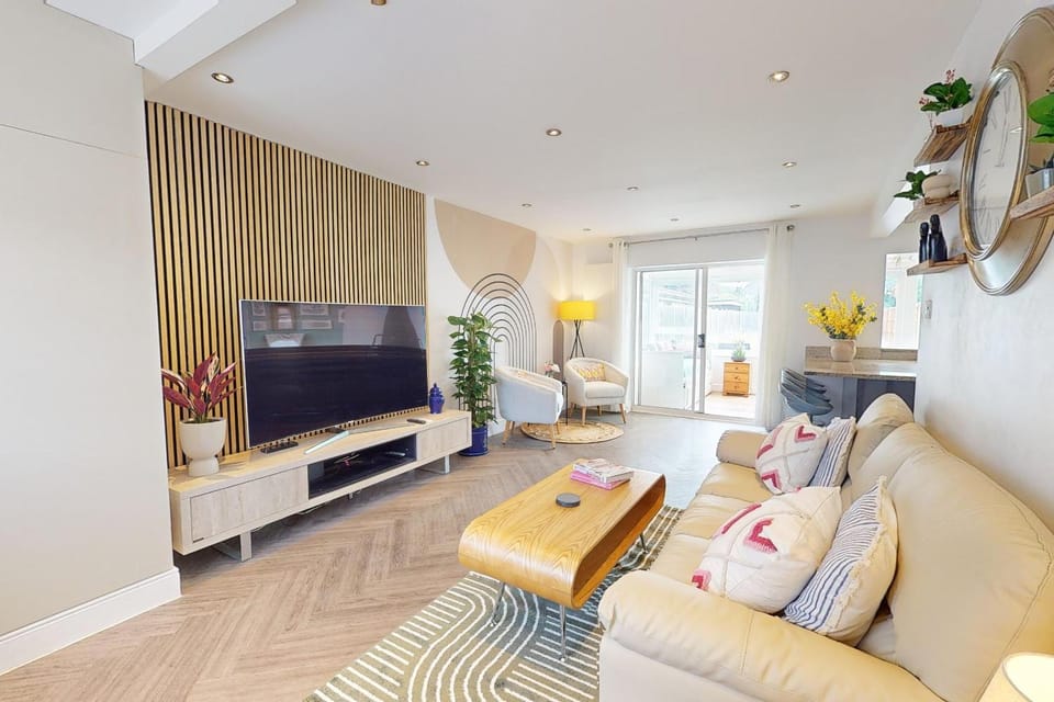 Communal lounge/ TV room, TV and multimedia, Living room, Seating area, Evening entertainment
