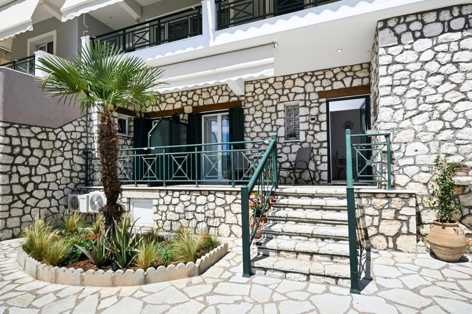 Property building, Day, Balcony/Terrace