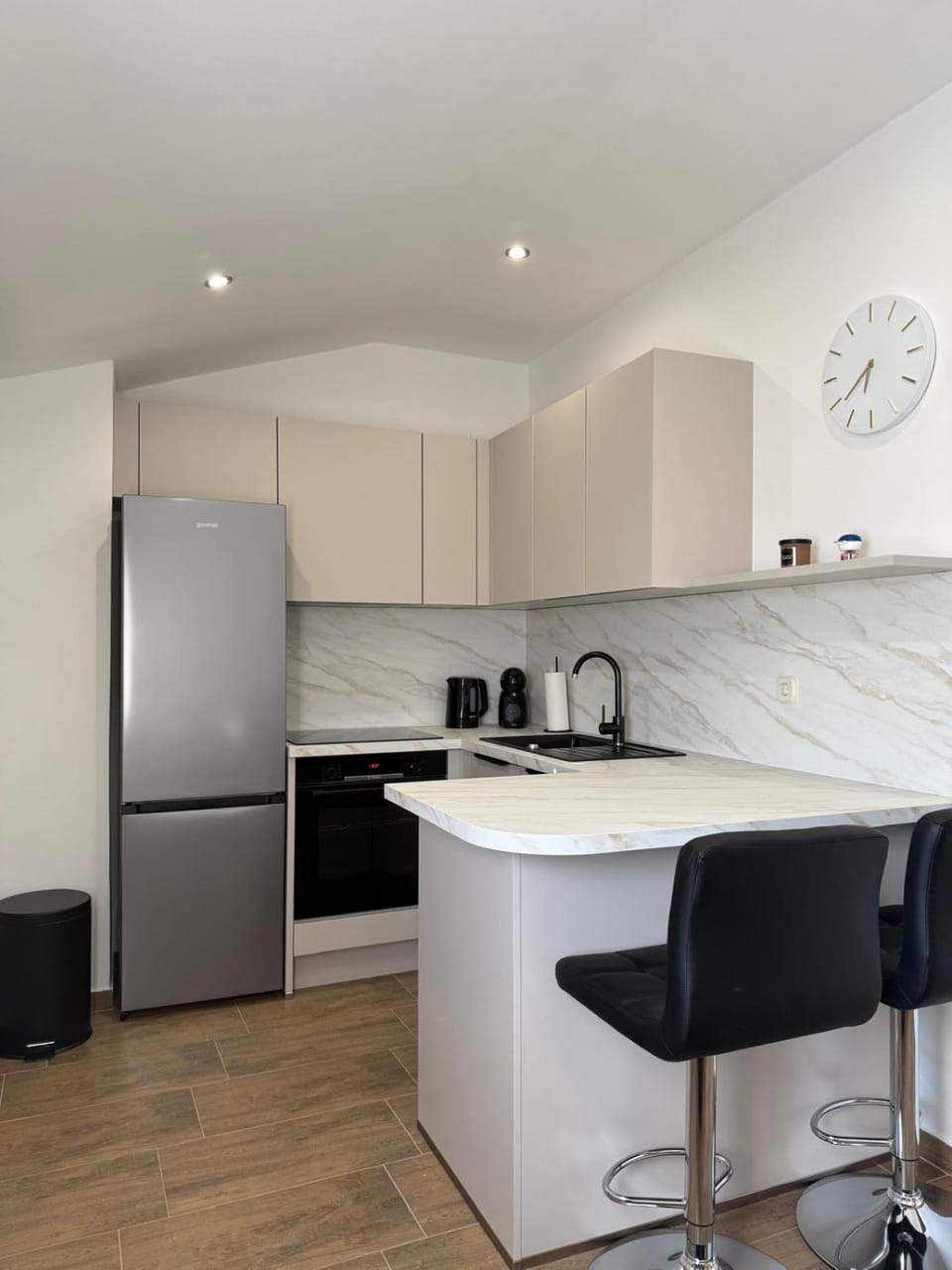 Coffee/tea facilities, Kitchen or kitchenette, dishwasher, oven, stove, toaster