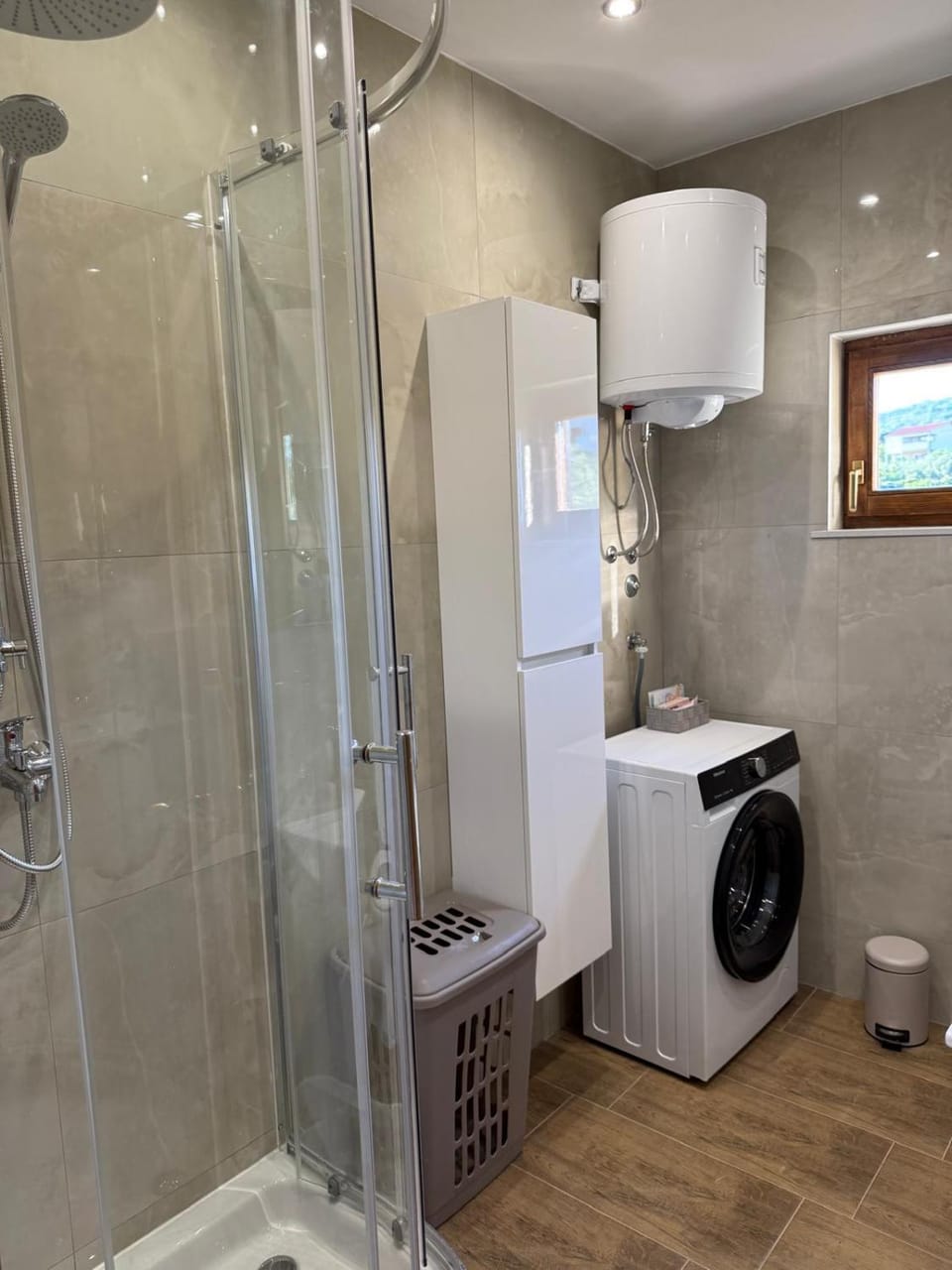 Shower, Bathroom, towels, washing machine