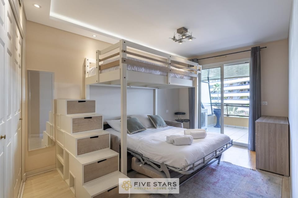 Bed, Photo of the whole room, Bedroom, bunk bed, towels