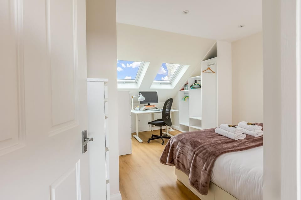 Bed, Photo of the whole room, Bedroom