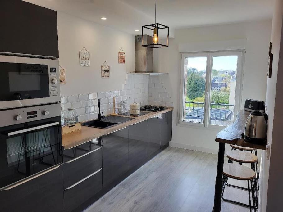 Coffee/tea facilities, dishwasher, oven, stove, toaster
