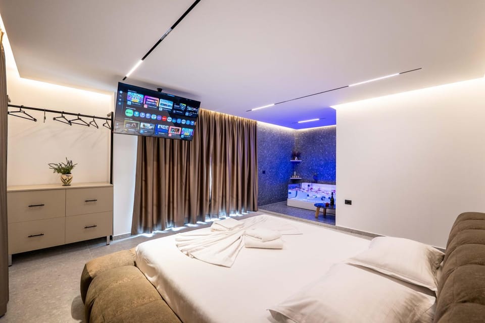 Bed, Hot Tub, TV and multimedia, Bedroom, towels