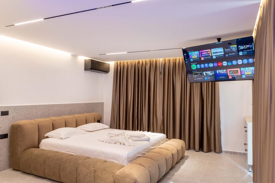 Bed, TV and multimedia, Bedroom, towels, air conditioner