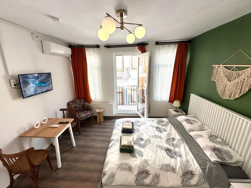Bed, TV and multimedia, Balcony/Terrace, Living room, Photo of the whole room, Seating area, Dining area, Bedroom, internet, towels, air conditioner