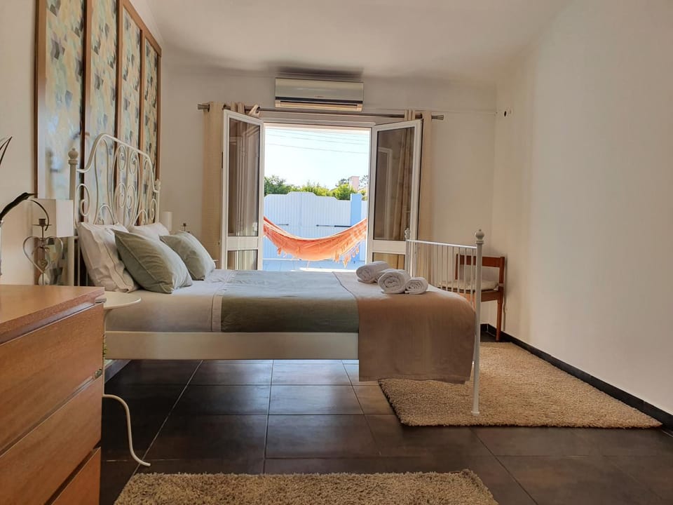 Bed, Bedroom, air conditioner
