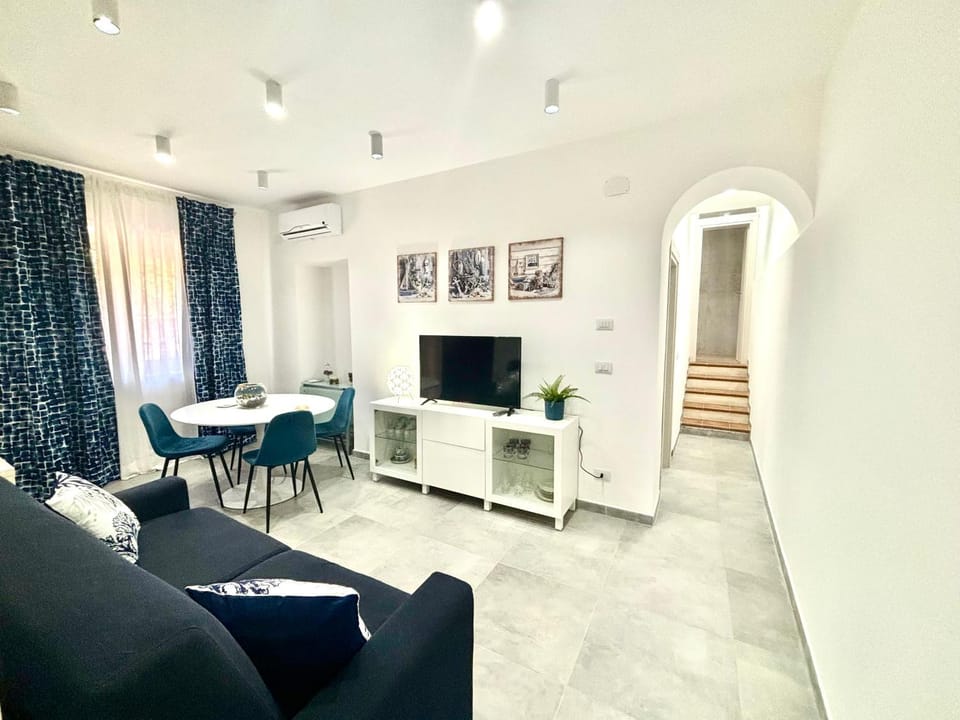 TV and multimedia, Living room, Seating area, Dining area
