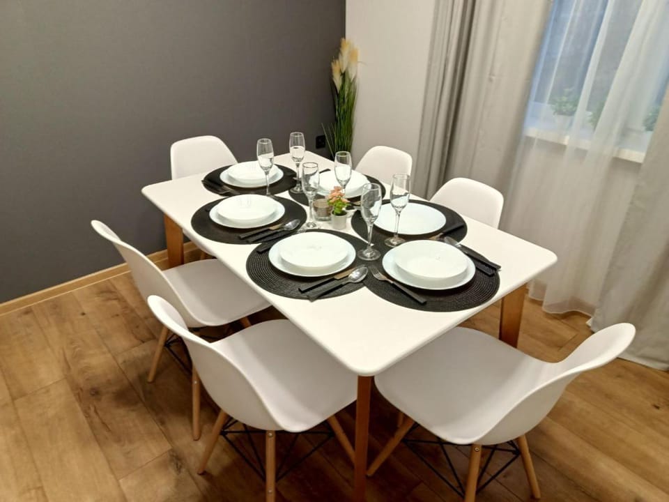 Living room, Seating area, Dining area, Food, Drinks