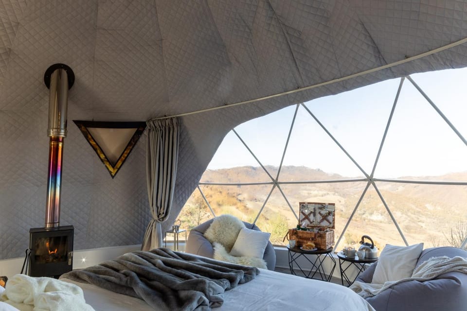 Photo of the whole room, Bedroom, Mountain view