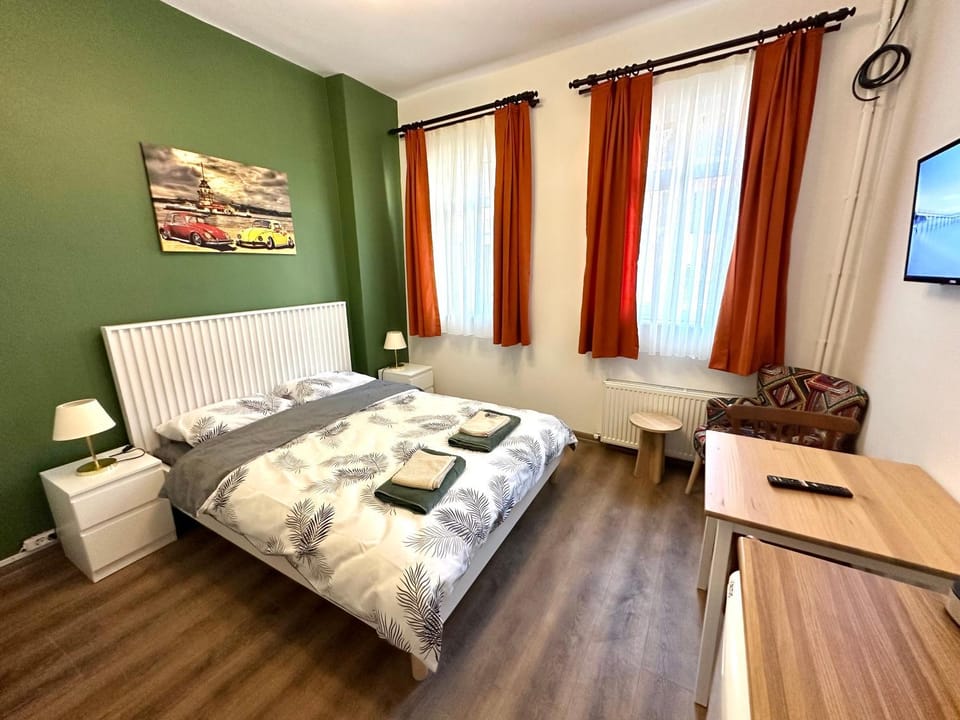Bed, TV and multimedia, Photo of the whole room, Bedroom, towels