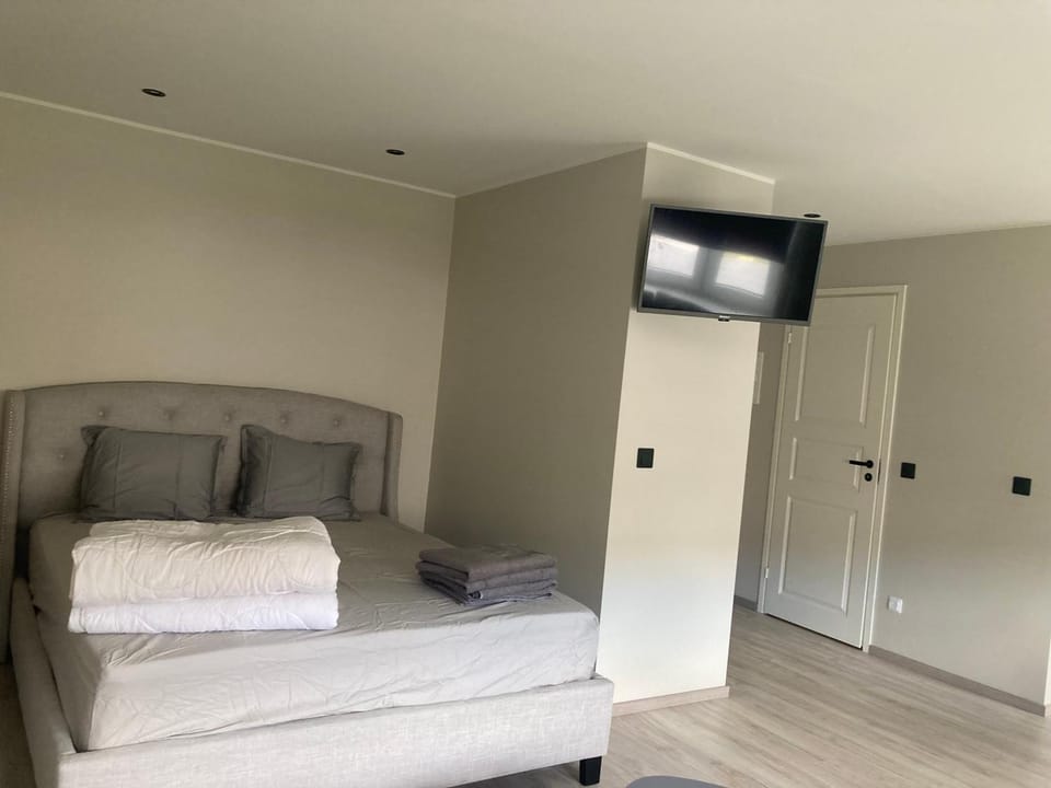 Bed, TV and multimedia, Photo of the whole room