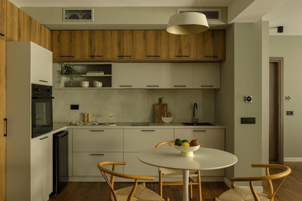 Kitchen or kitchenette, Dining area