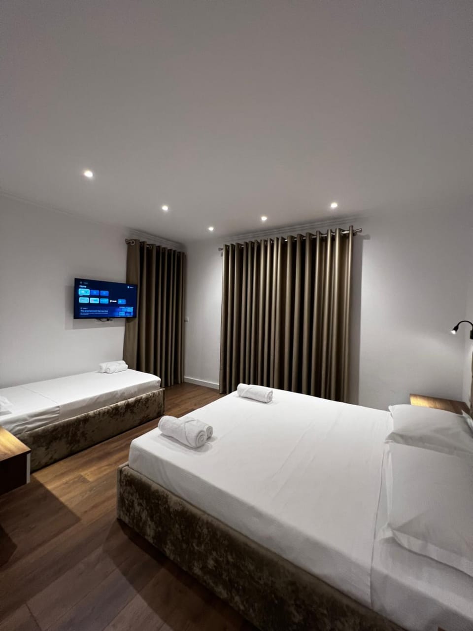 Bed, TV and multimedia, Photo of the whole room, Bedroom