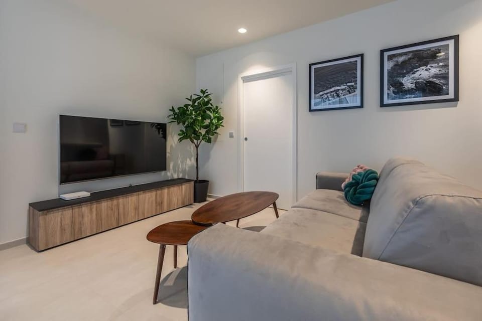 Luxury apartment with common skypool in the prestigious Mercury Tower by SF HOMES Apartment in Saint Julians