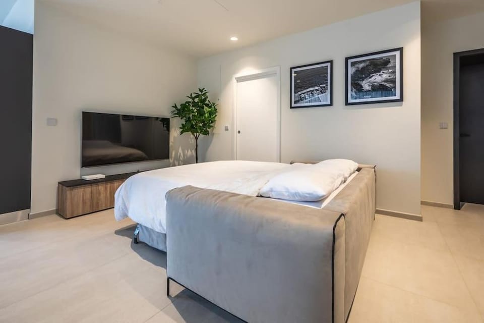 Luxury apartment with common skypool in the prestigious Mercury Tower by SF HOMES Apartment in Saint Julians