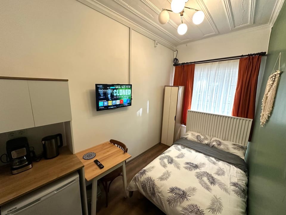 Bed, TV and multimedia, Photo of the whole room