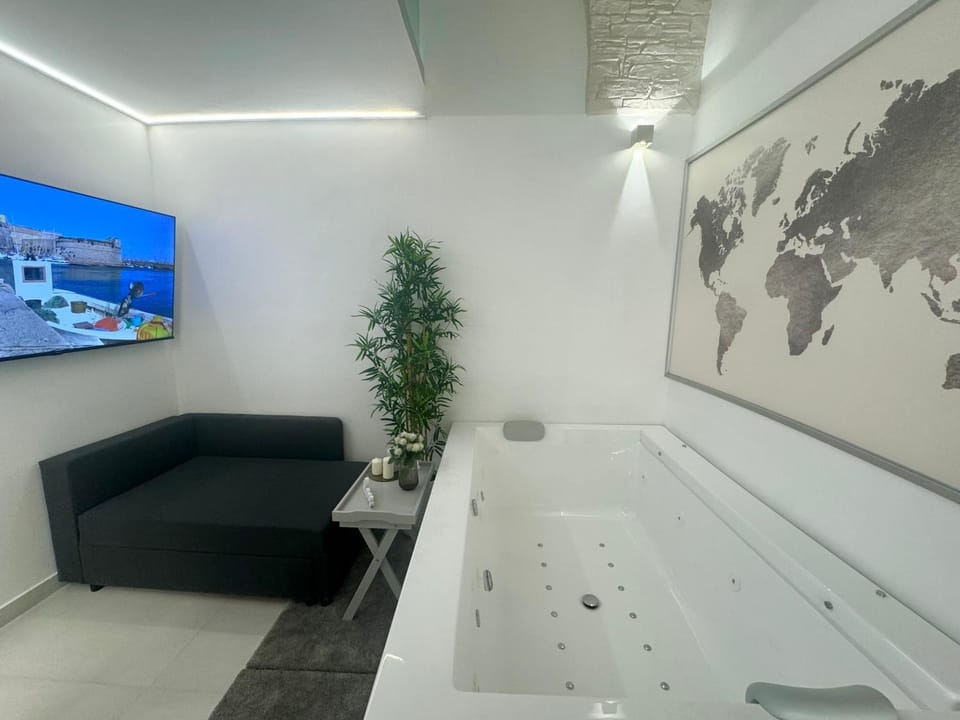 Hot Tub, TV and multimedia