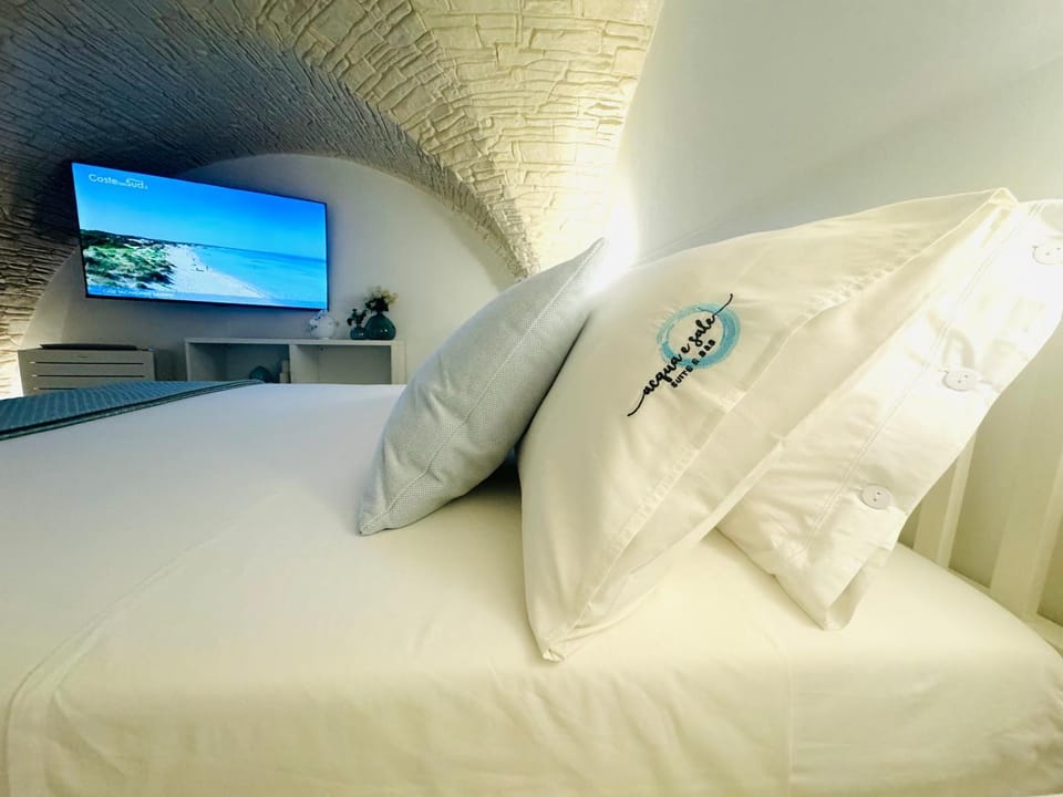 Bed, TV and multimedia, Bedroom
