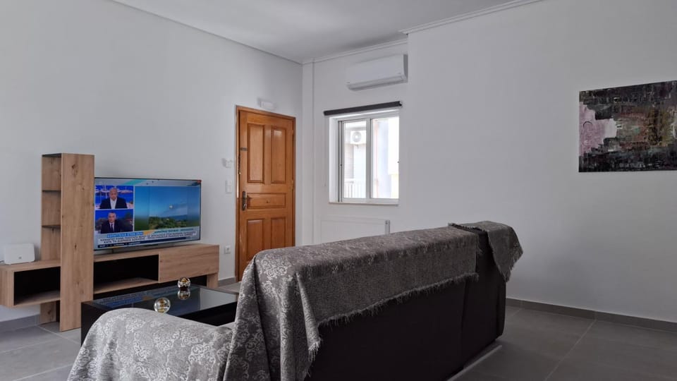 Communal lounge/ TV room, TV and multimedia, Living room, Seating area, Evening entertainment, air conditioner