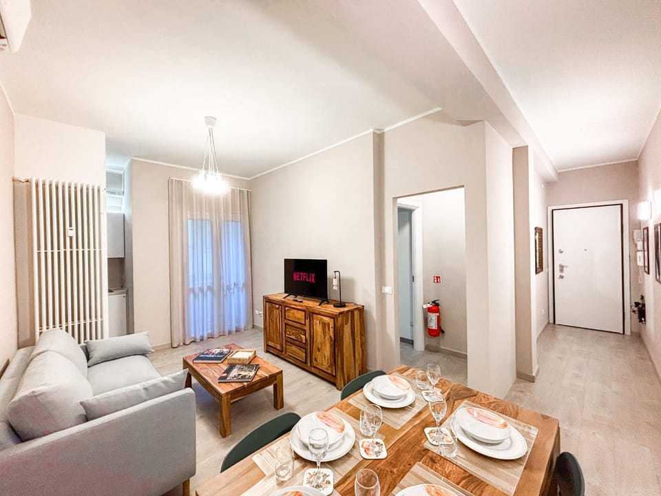 Communal lounge/ TV room, Bed, TV and multimedia, Living room, Photo of the whole room, Seating area, Dining area, Evening entertainment, Bedroom, wardrobe