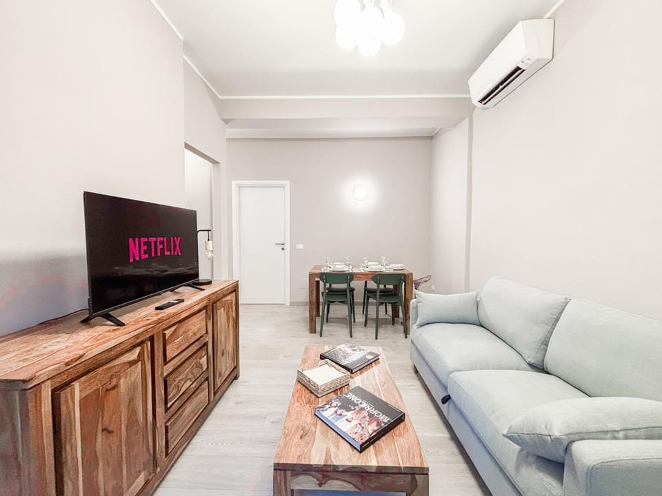 Communal lounge/ TV room, TV and multimedia, Living room, Seating area, Dining area, Evening entertainment, air conditioner