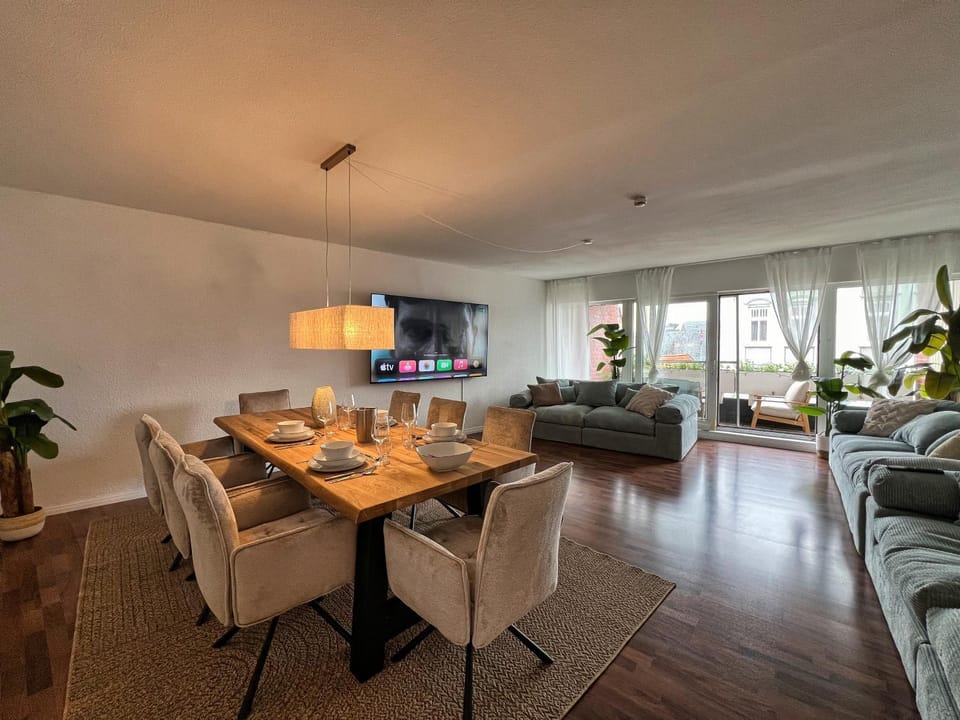 Communal lounge/ TV room, TV and multimedia, Living room, Seating area, Dining area