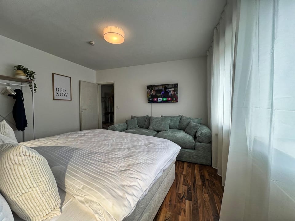 Bed, TV and multimedia, Bedroom