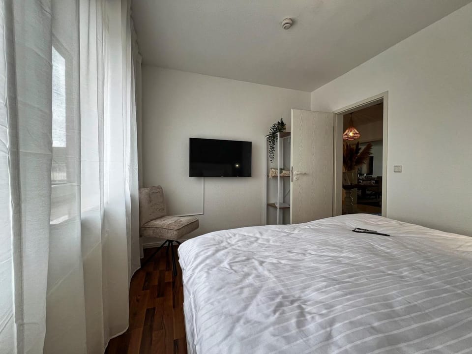 Bed, TV and multimedia, Photo of the whole room, Bedroom