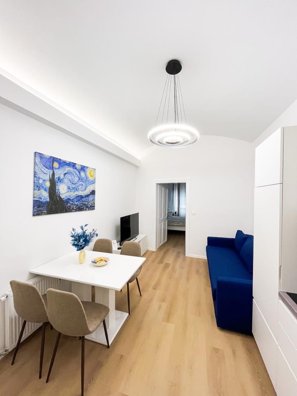 TV and multimedia, Seating area, Dining area