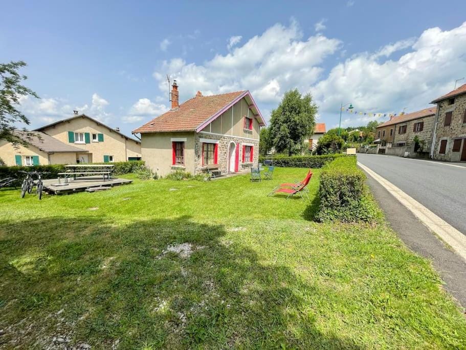 Property building, Spring, Day, Neighbourhood, Natural landscape, Garden, Garden view, Street view