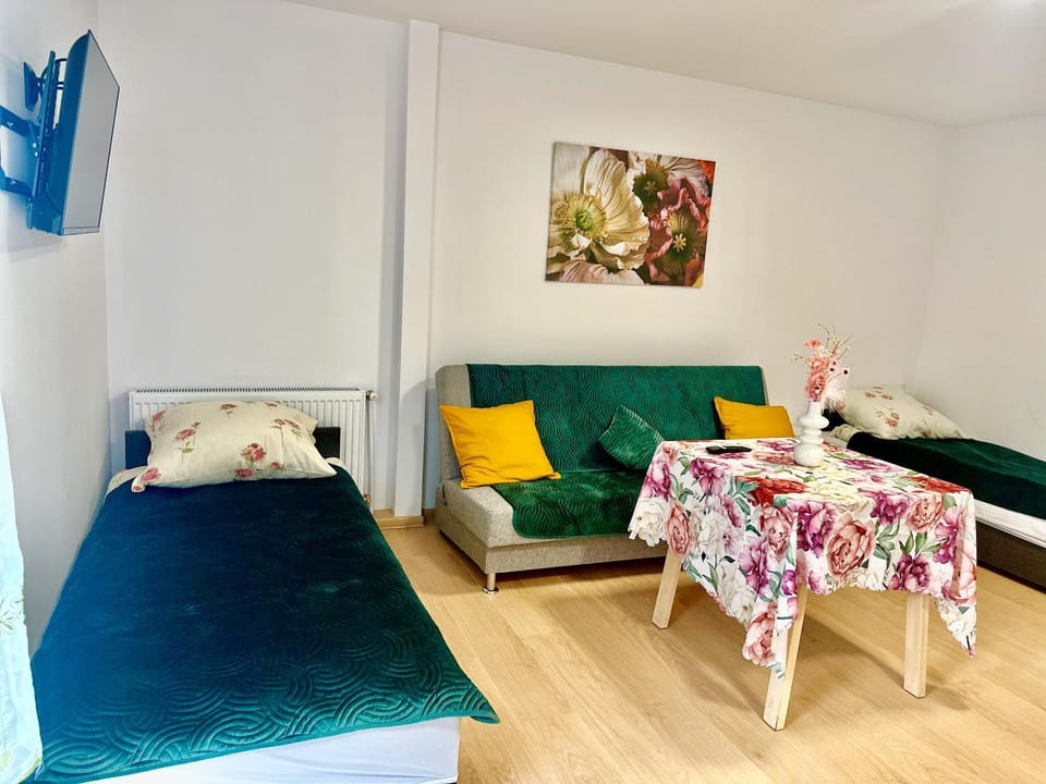 Bed, Living room, Photo of the whole room, Seating area, Dining area, Bedroom