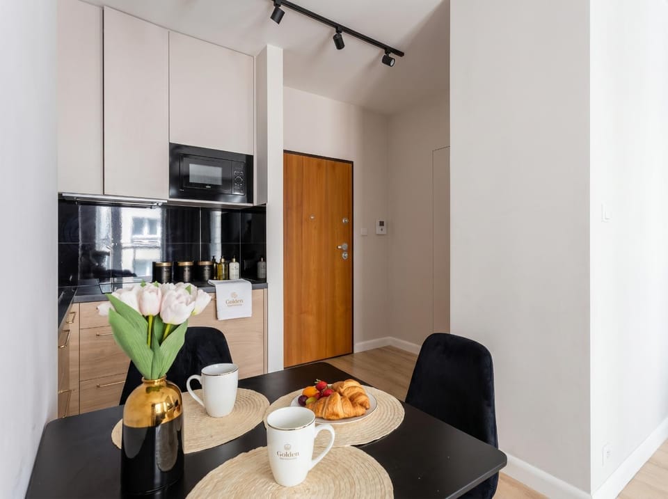 TV and multimedia, Kitchen or kitchenette, Living room, Food and drinks, Seating area, Dining area, Food, minibar