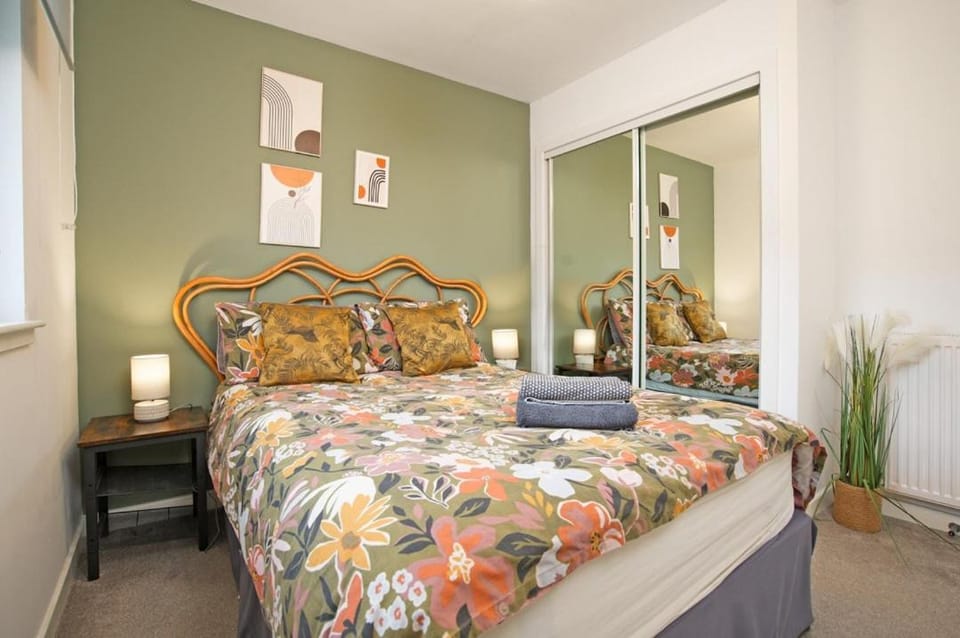 2Bed City Central East End Gem with Free Parking Apartment in Glasgow