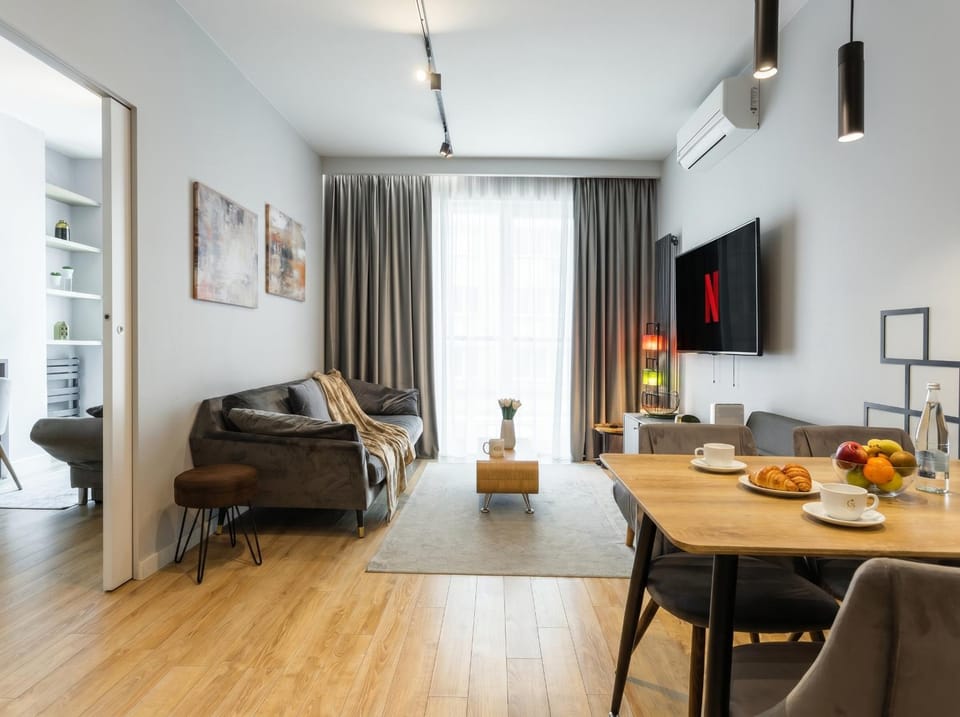 Communal lounge/ TV room, TV and multimedia, Living room, Seating area, Dining area, Evening entertainment