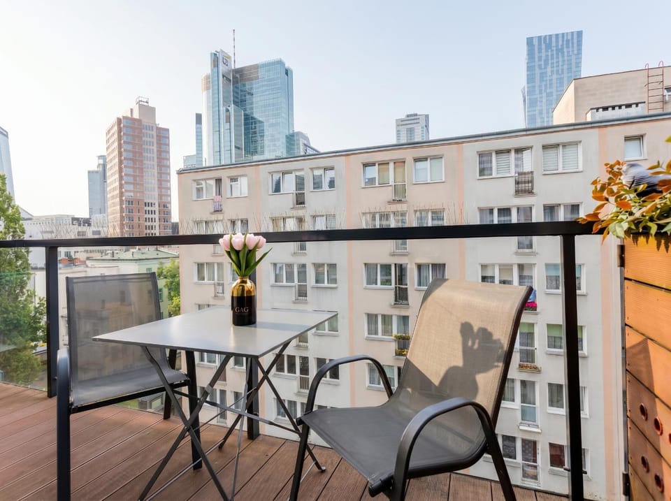 Property building, Patio, Day, View (from property/room), Balcony/Terrace, Dining area, City view