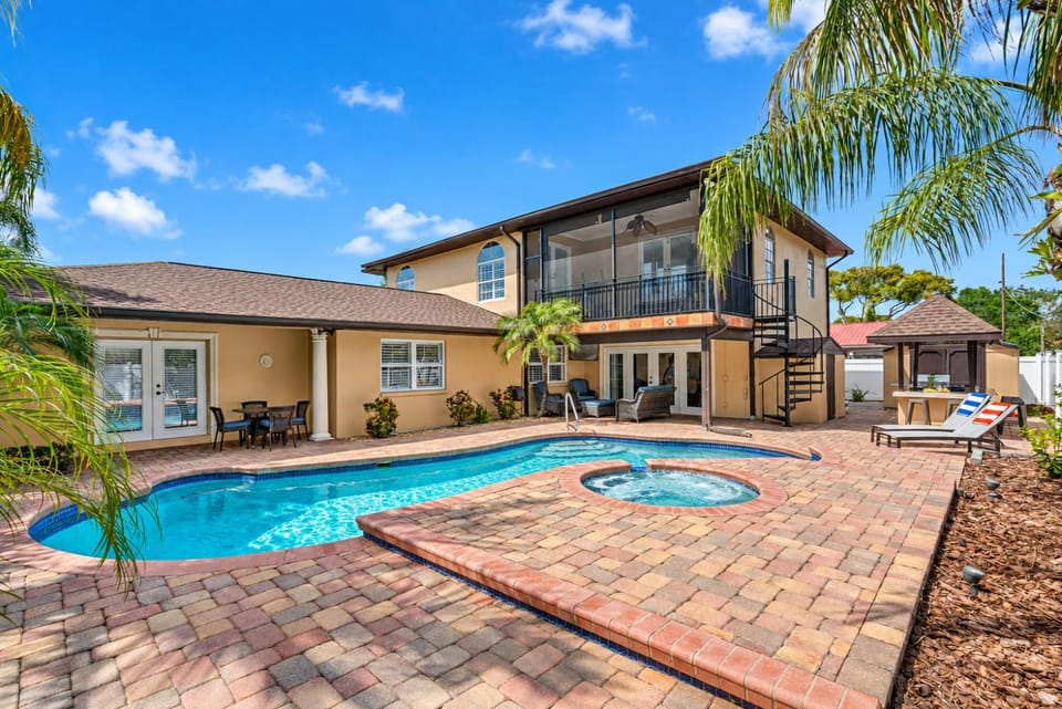Luxury Mansion w Heated Pool and Spa House in Tampa