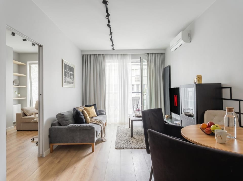 TV and multimedia, Kitchen or kitchenette, Living room, Seating area, Dining area