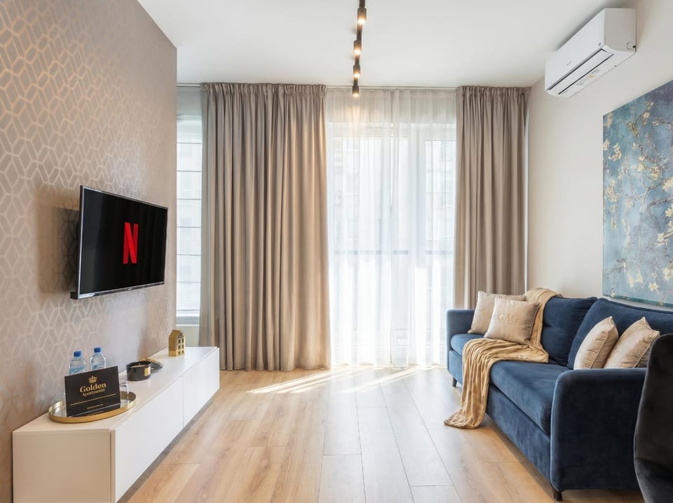 Communal lounge/ TV room, TV and multimedia, Kitchen or kitchenette, Living room, Seating area, Evening entertainment, air conditioner
